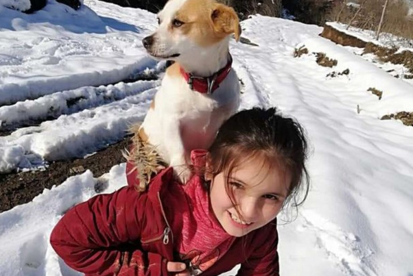 O fetiță de 9 ani și-a cărat câinele în spate doi kilometri, prin zăpadă, pentru a ajunge la veterinar