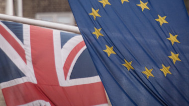 Drapelele Uniunii Europene și Marii Britanii.