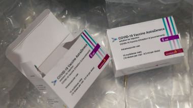 cutii cu doze de vaccin astrazeneca