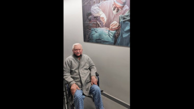 Lech Walesa într-un scaun cu rotile in spital