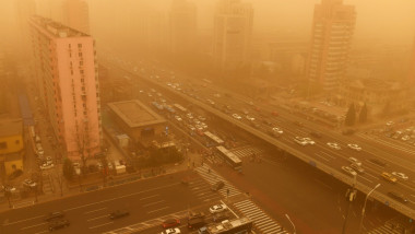 blocuri, masini in beijing se vad portocalii din cauza furtunii de nisip
