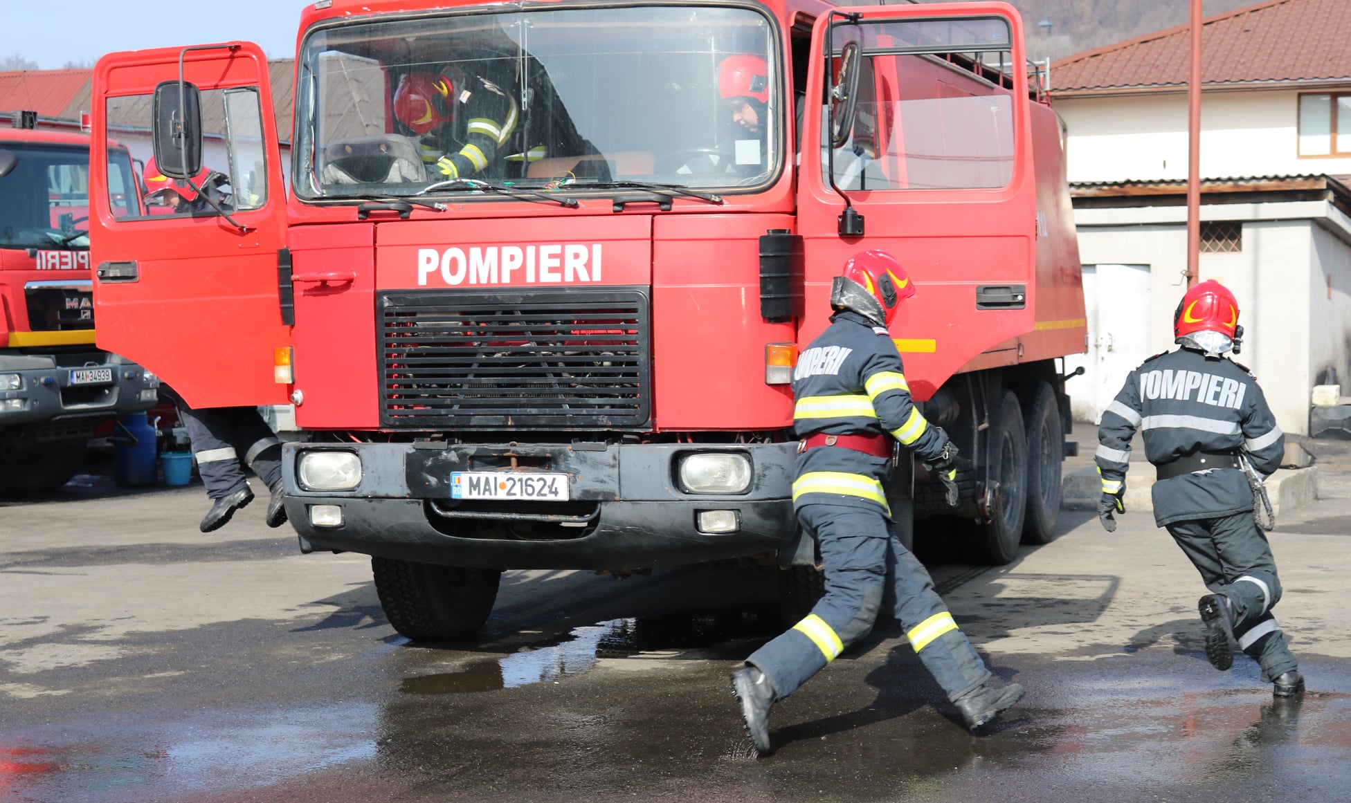 O glumă proastă la 112 a pus în alertă pompierii și un echipaj medical SMURD. Apelantul a primit o amendă uriașă