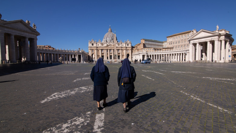 doua calugarite se plimba in piata sf petru din vatican