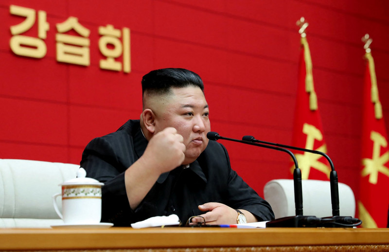 Kim Jong Un cu pumnul ridicat