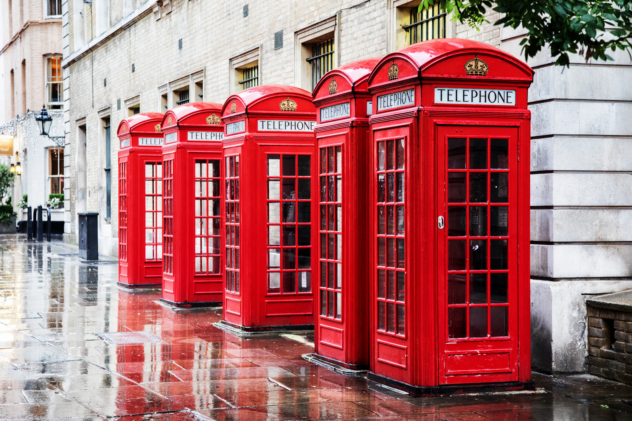Cum au ajuns celebrele cabine telefonice roșii să salveze viețile britanicilor în pandemie