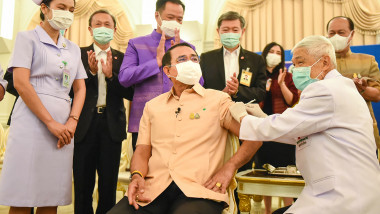 Prim-ministrul din thailanda, Prayut Chan-ocha se vaccineaza