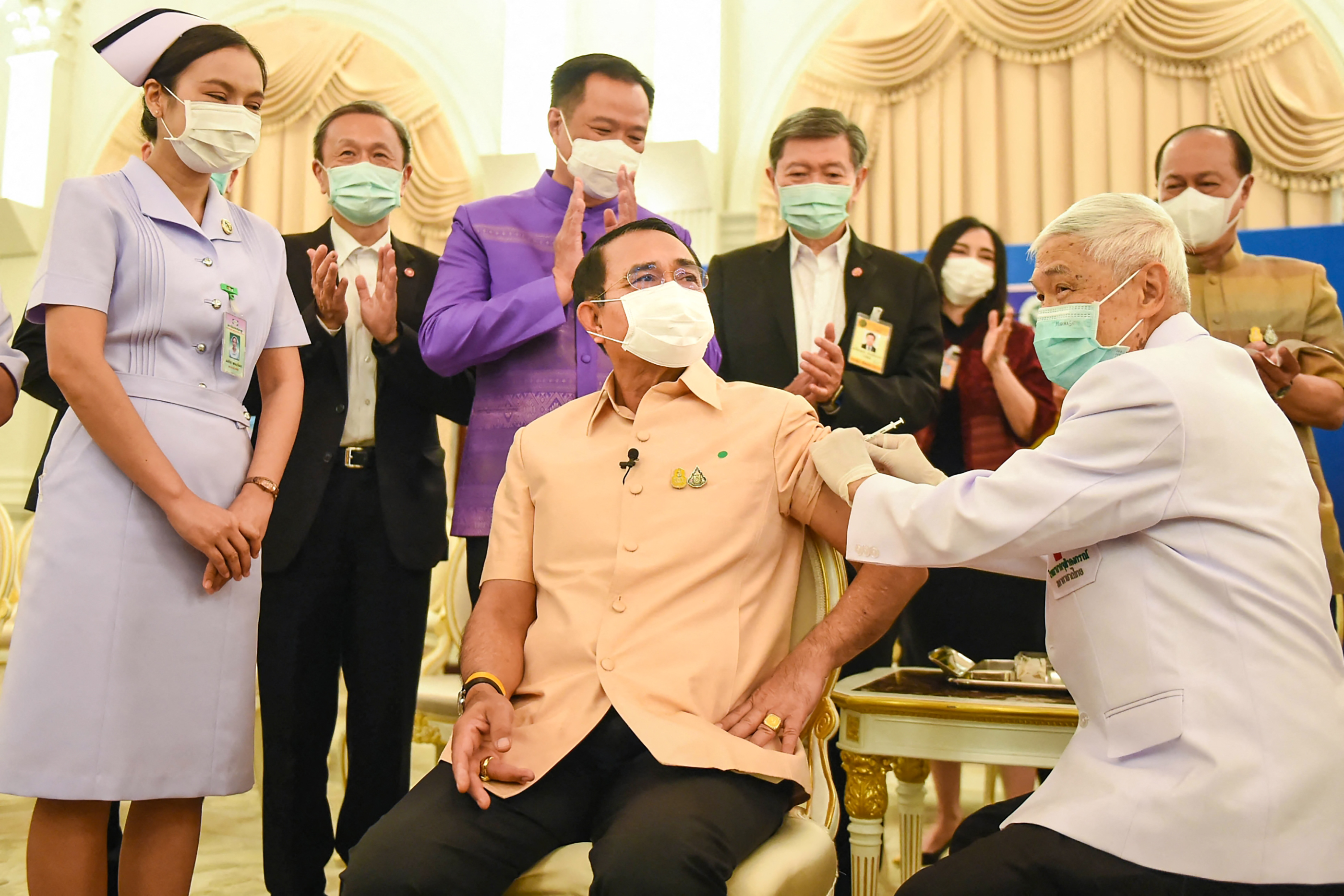 Thailanda a reluat vaccinarea cu AstraZeneca. Premierul Prayut Chan-ocha a primit prima doză