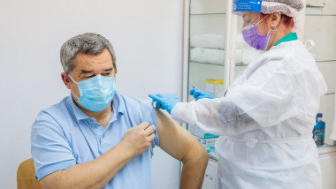 medic vaccineaza un barbat