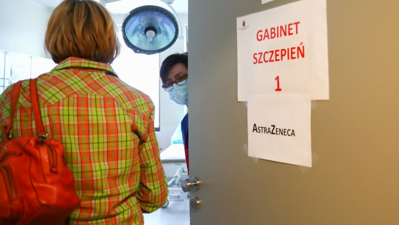 o femeie din cracovia, polonia, intra intr-un centru de vaccinare unde se administreaza astrazeneca.