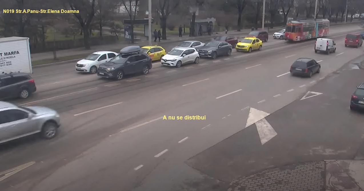 VIDEO Accident în Iași: Un tramvai a lovit șase mașini. O femeie a fost descarcerată și dusă la spital