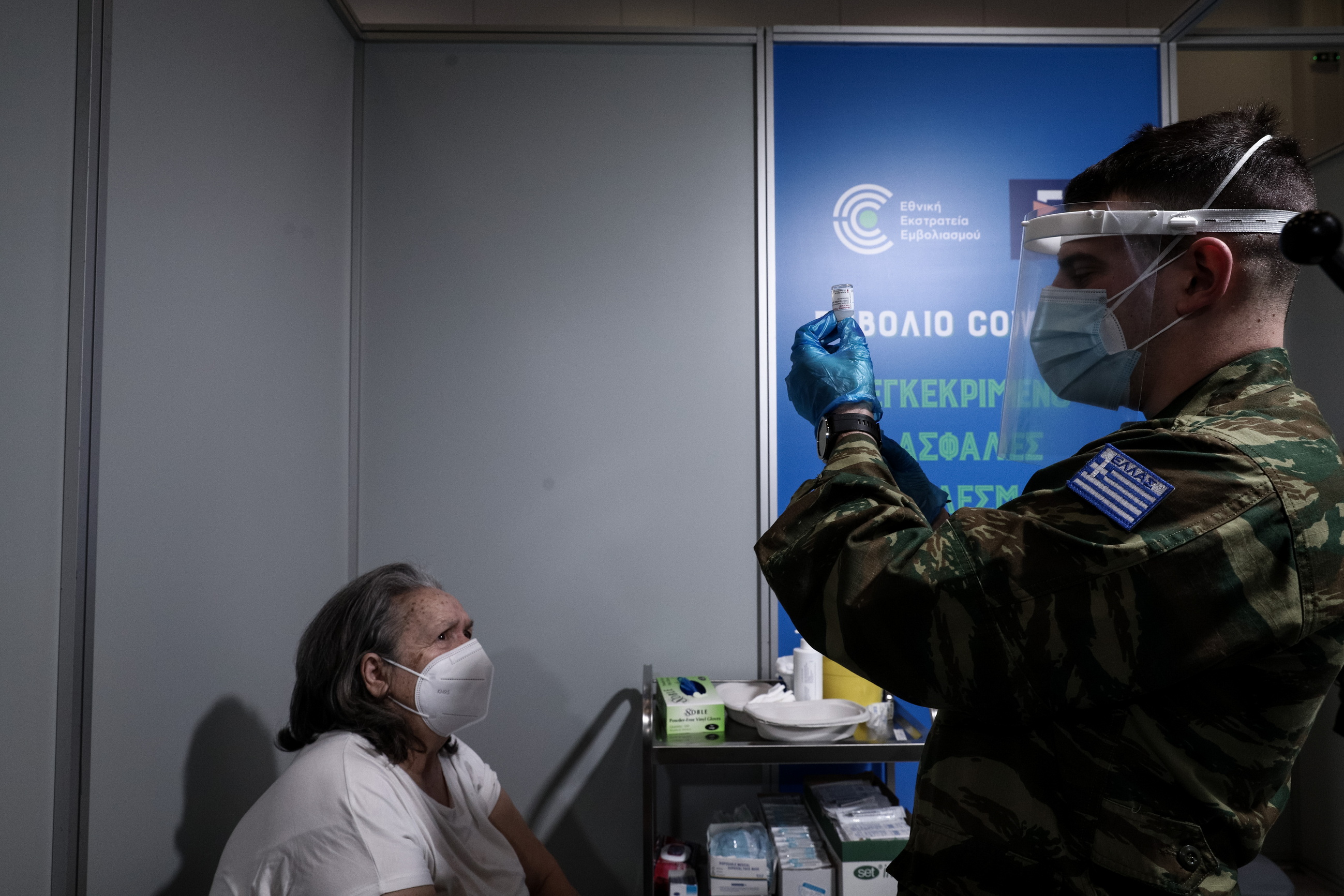 Grecia continuă vaccinarea cu AstraZeneca cât timp Agenția Europeană pentru Medicamente nu recomandă suspendarea