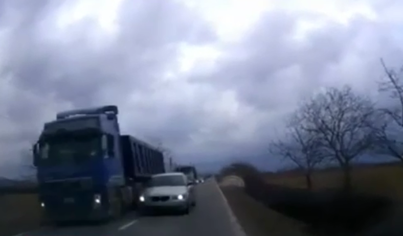 Șoferul din Sibiu care a fost la un pas să provoace un accident grav a fost găsit, amendat și lăsat fără permis