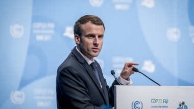 Președintele Emmanuel Macron vorbește de la pupitru