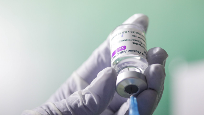 Un cadru medical umple o seringă cu ser dintr-o doza de vaccin AstraZeneca.