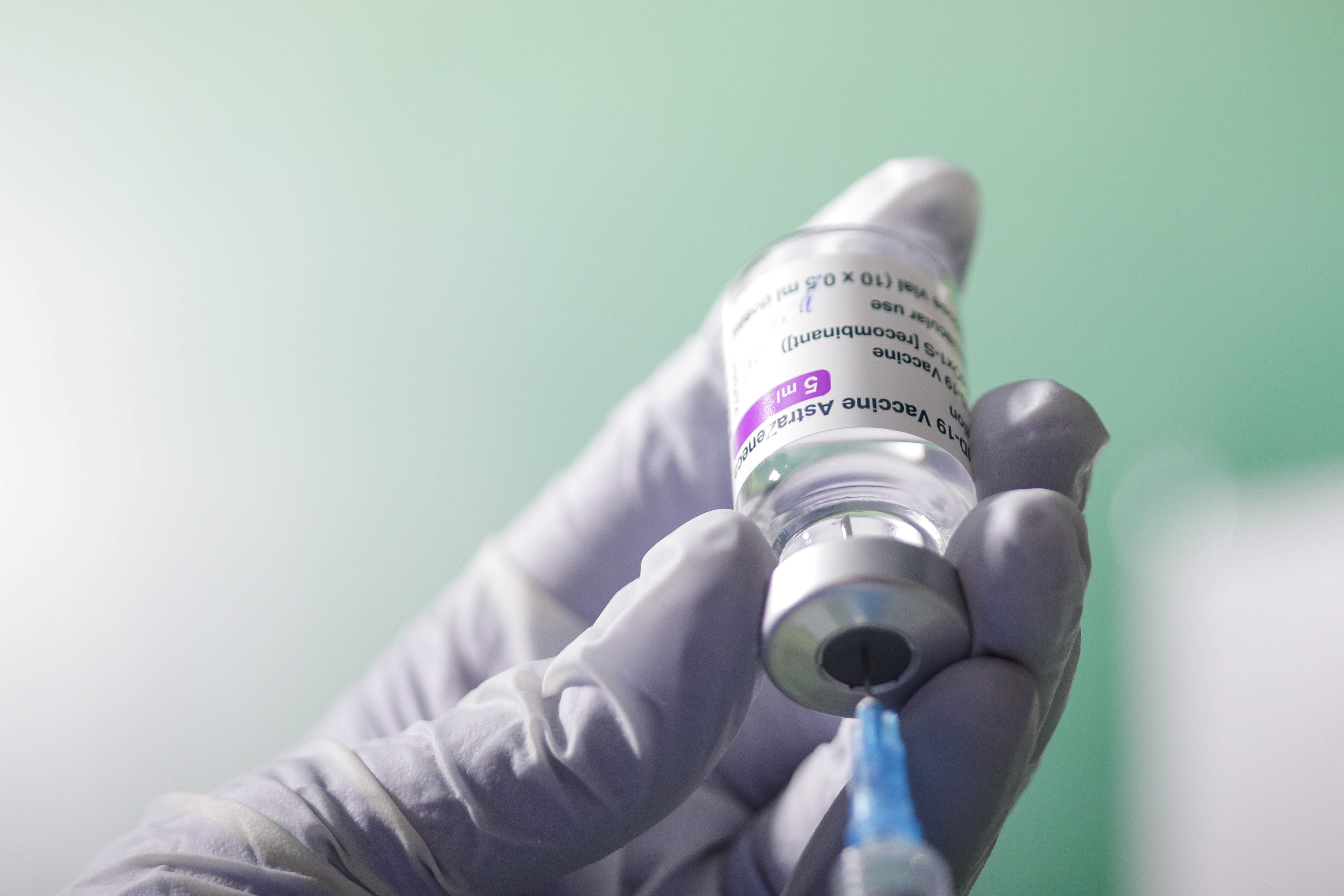 Lituania se alătură țărilor care suspendă vaccinarea cu AstraZeneca „până primește concluziile finale ale EMA”