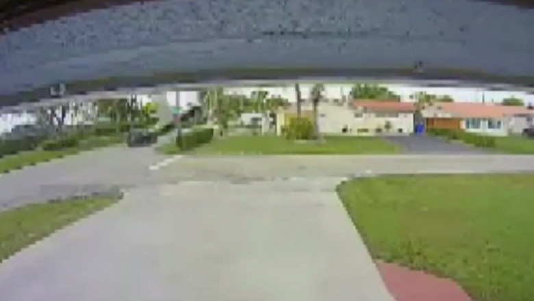 Un avion se prăbușește peste o mașină în Miami.