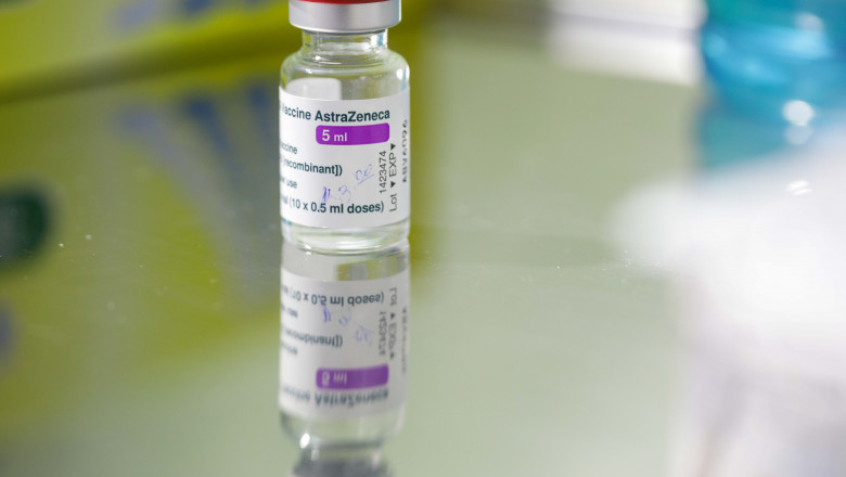 doza de vaccin astrazeneca pe o masa