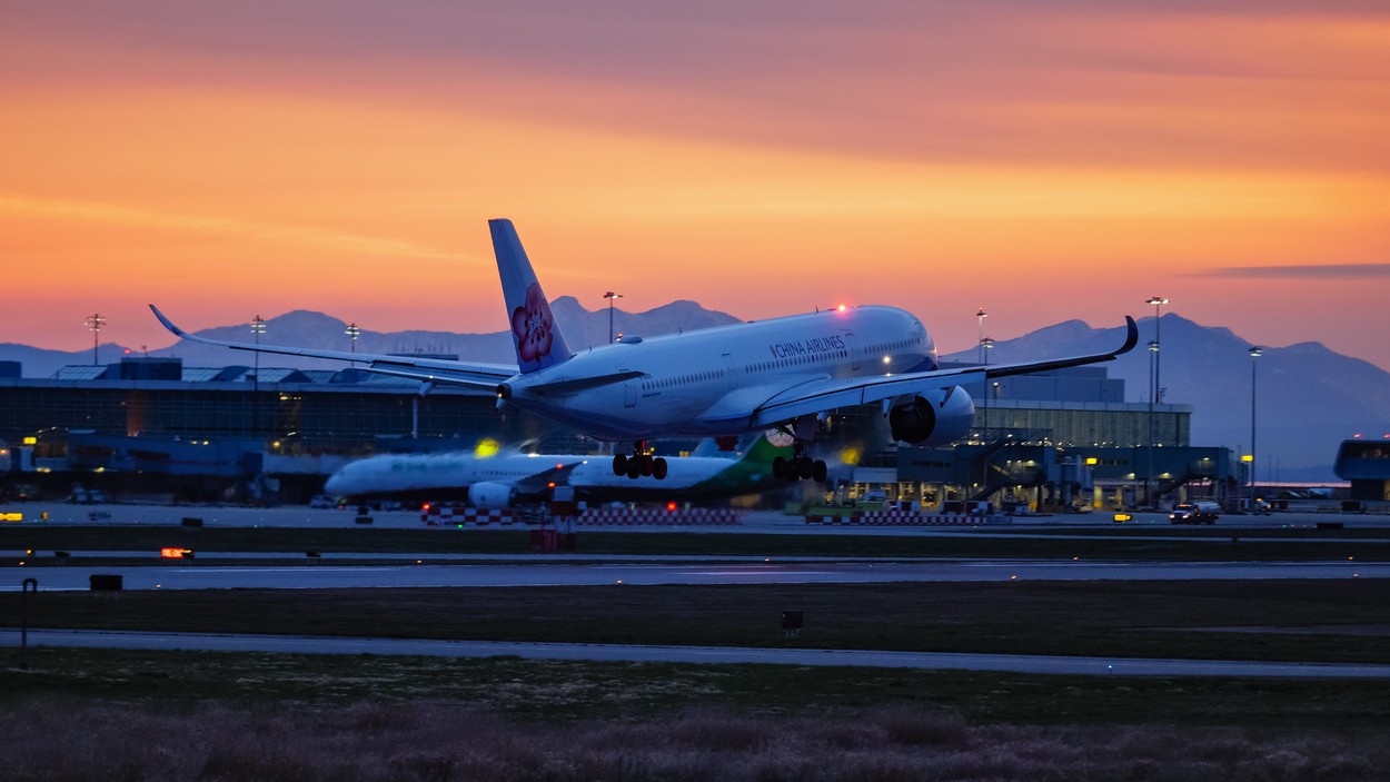 Un copil de 4 ani cu autism a fost dat jos dintr-un avion pentru că nu purta mască