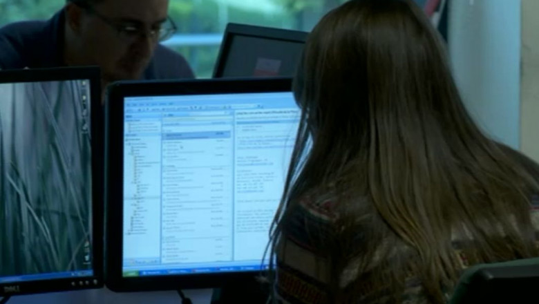 O fată lucrează la computer.