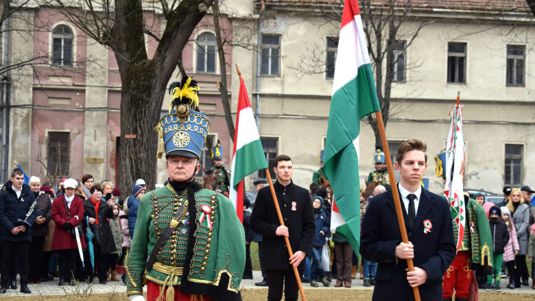 barbabti in uniforma maghiara verde si baieti care tin steagul ungariei