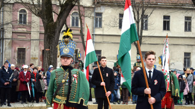 barbabti in uniforma maghiara verde si baieti care tin steagul ungariei