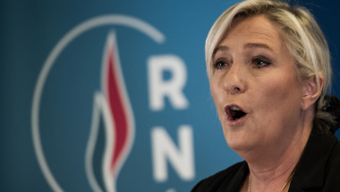 ;arine le Pen ține un discurs.