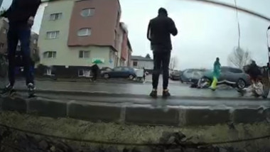 mai mult oameni filmeaza vctimele unui accident rutier