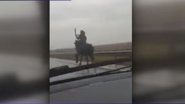 Bărbat filmat călare pe cal, pe un drum european din Dolj