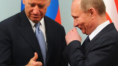Joe Biden și Vladimir Putin, într-o întâlnire la Moscova, în 2011.