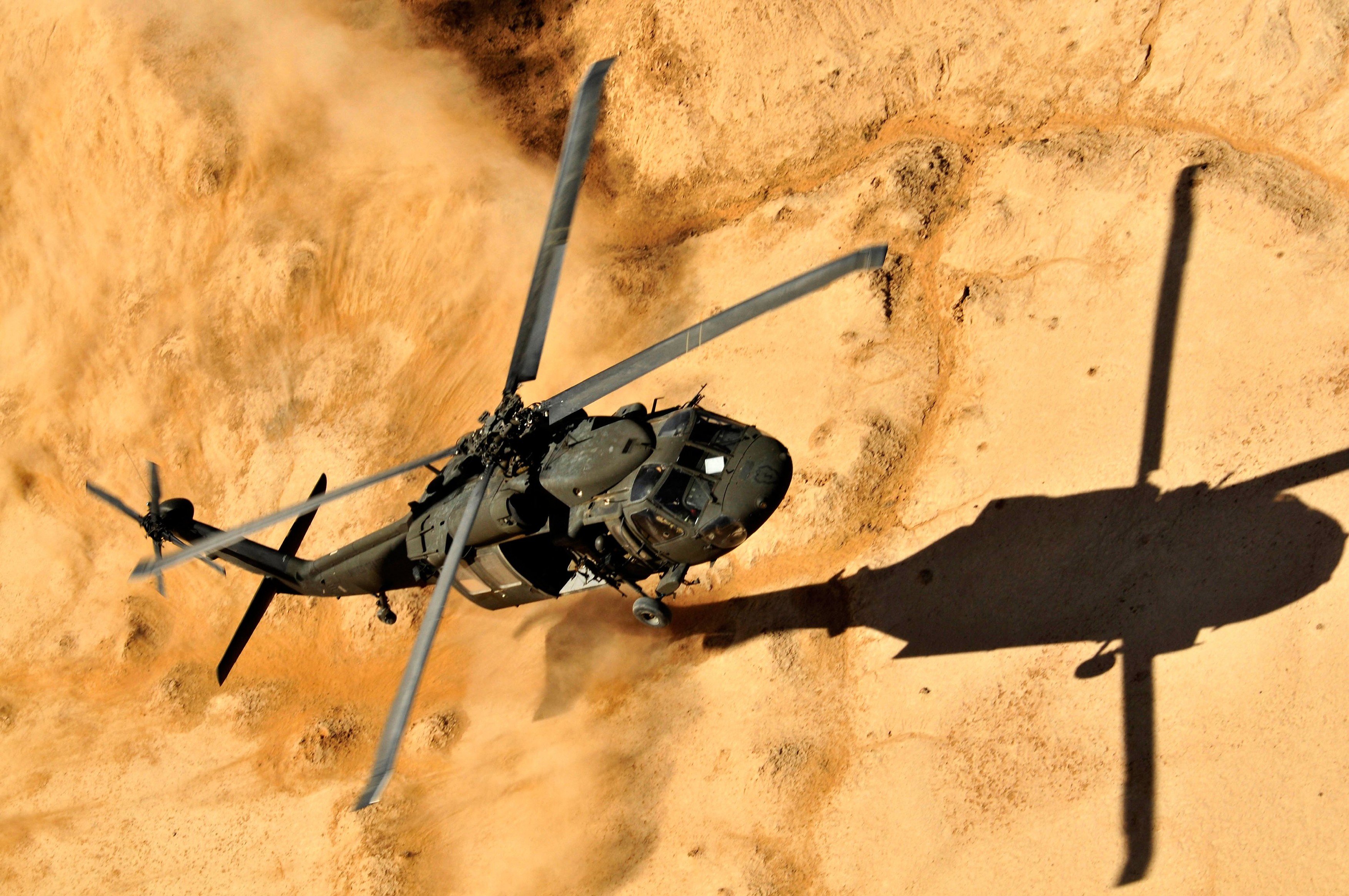 Elicopter militar doborât în Afganistan. Cel puțin nouă morți