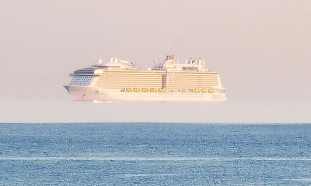 Vapoarele „zboară” tot mai des în apropiere de țărmul insulelor britanice - un vas de croazieră a fost fotografiat deasupra orizontului