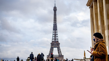 Turnul Eiffel și oameni cu mască de protecție împotriva Covid-19