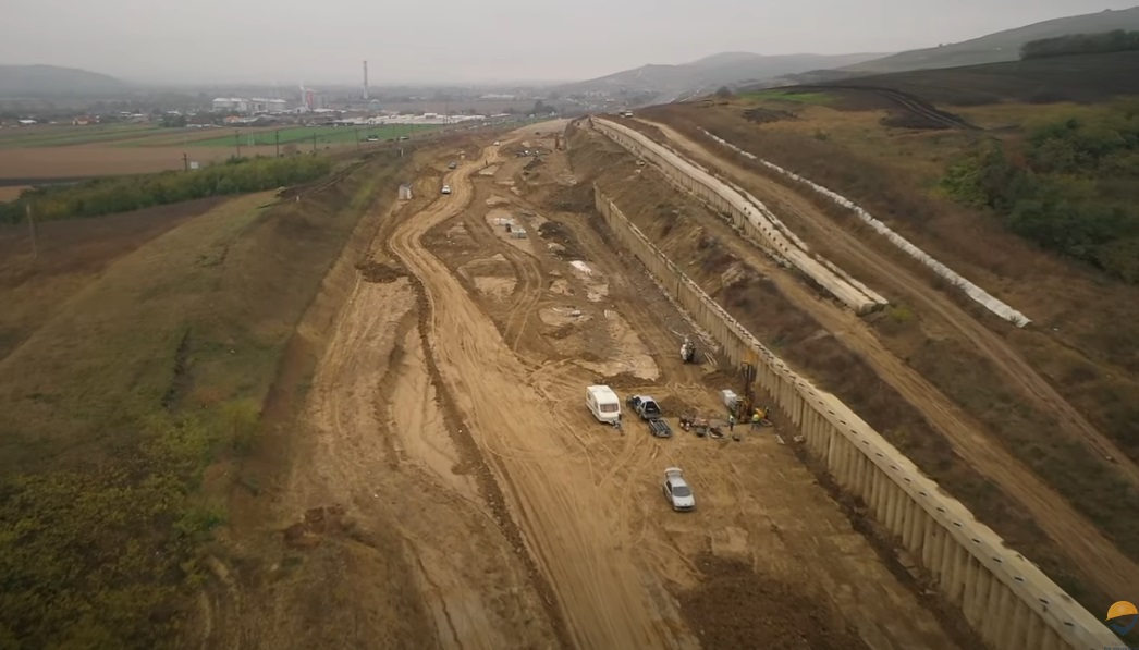 O porțiune din autostrada Sebeș-Turda are mari probleme. Din cauza infiltrațiilor de apă, zidul de sprijin deja executat se mișcă
