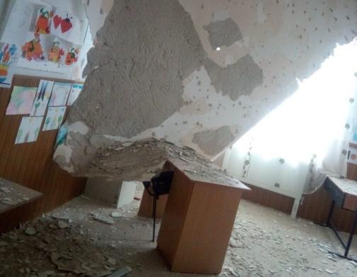 Tavanul unei școli recent renovată s-a prăbușit peste bănci. Profesoara de istorie a semnalat incidentul pe o rețea socială