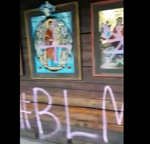 O biserică de lemn dintr-un parc din București a fost vandalizată. Reacția virulentă a Patriarhiei