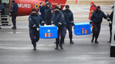 militari care transporta cutii cu doze de vaccin