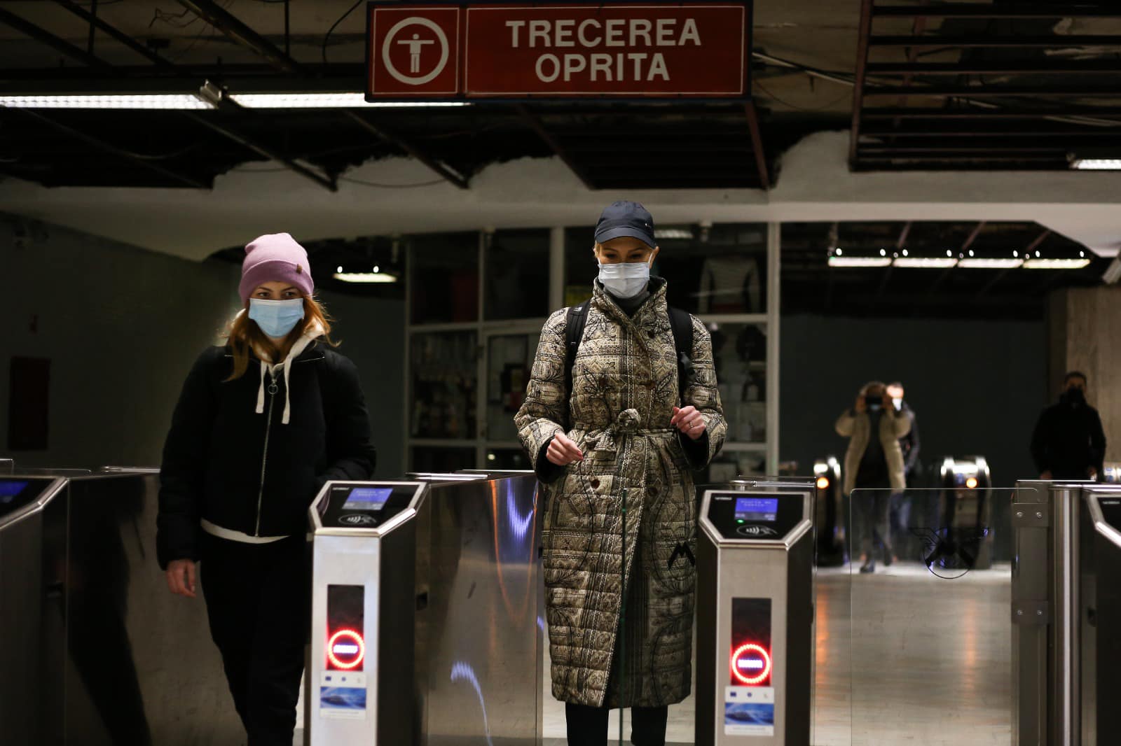 Cum au apărut miniștrii în Vinerea Verde. Raluca Turcan s-a urcat în metrou, Dan Barna a luat autobuzul