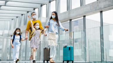 familie cu copii pe aeroport