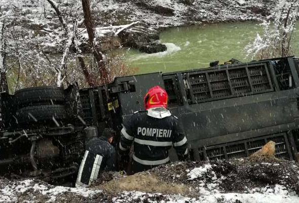 FOTO. Accident în Alba: Un TIR s-a răsturnat pe malul râului Arieș. Șoferul a fost grav rănit