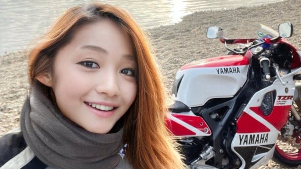 Cum a păcălit internetul această imagine cu o tânără motociclistă din Japonia