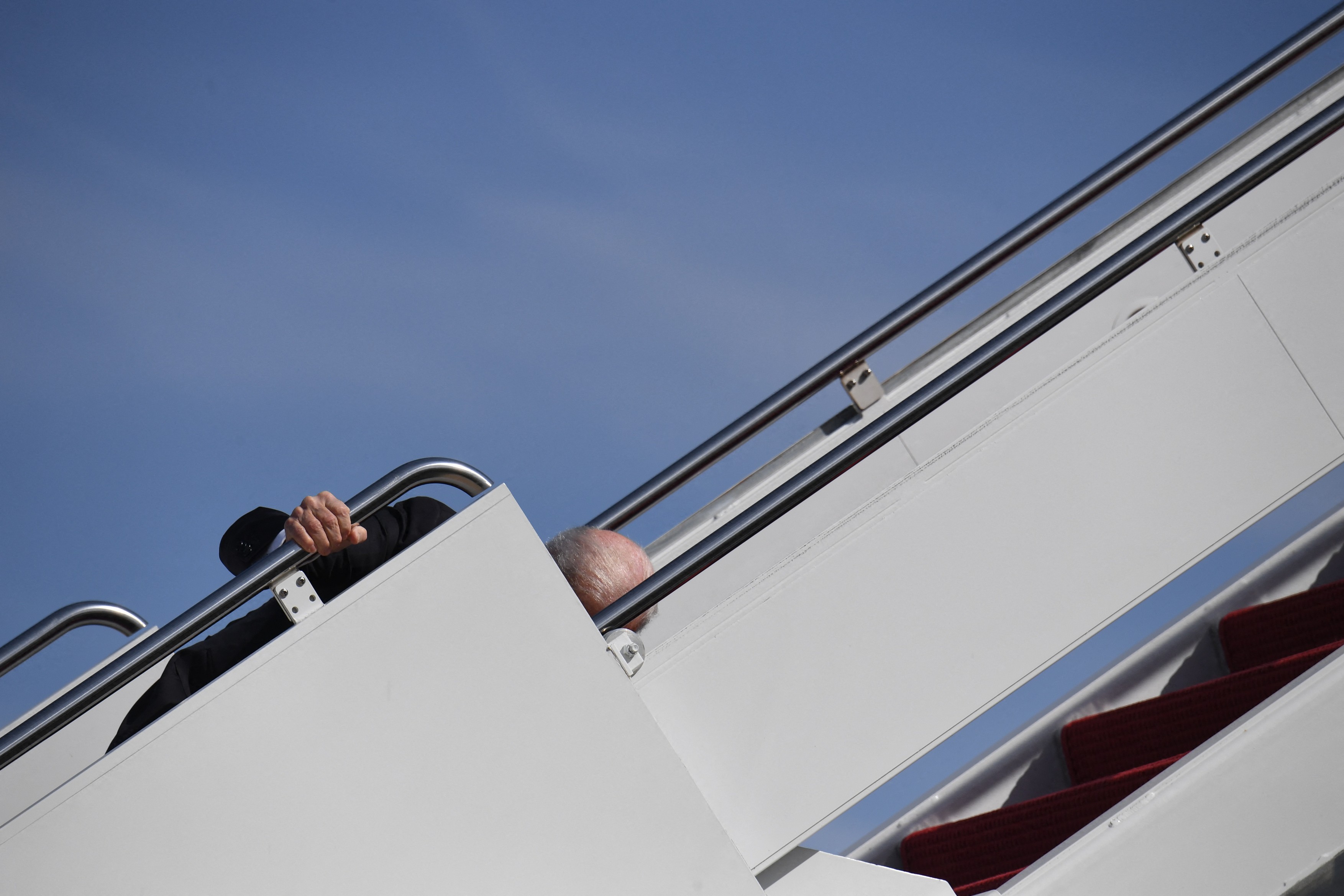 Joe Biden a căzut pe scara avionului Air Force One după ce s-a împiedicat de trei ori