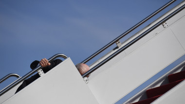 Joe Biden se împiedică atunci când urcă pe scara avionului Air Force One