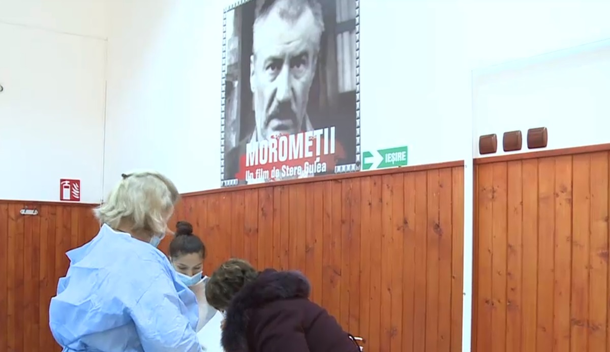 Satul în care s-a filmat o parte din „Moromeții” a devenit destinație de vaccinare. Oamenii vin de la sute de kilometri