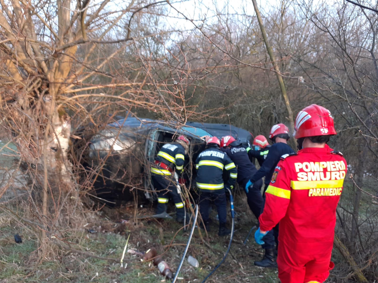 Bărbat din Vâlcea acuzat că și-a lăsat doi prietenii să moară după un accident