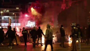 Protestatari din Grecia dau foc la pubele de gunoi.