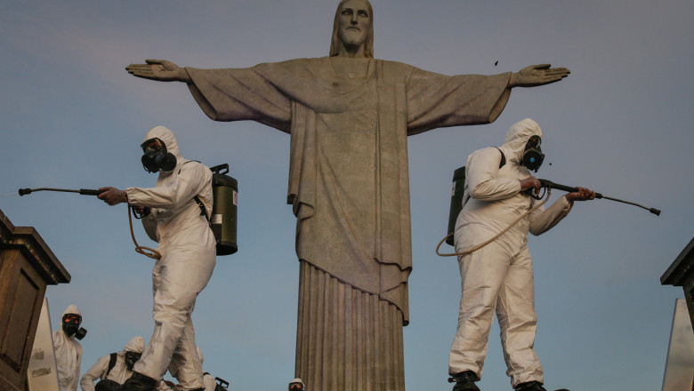 Militarii dezinfectează sanctuarul unde se află statuia lui Iisus din Rio de Janeiro.