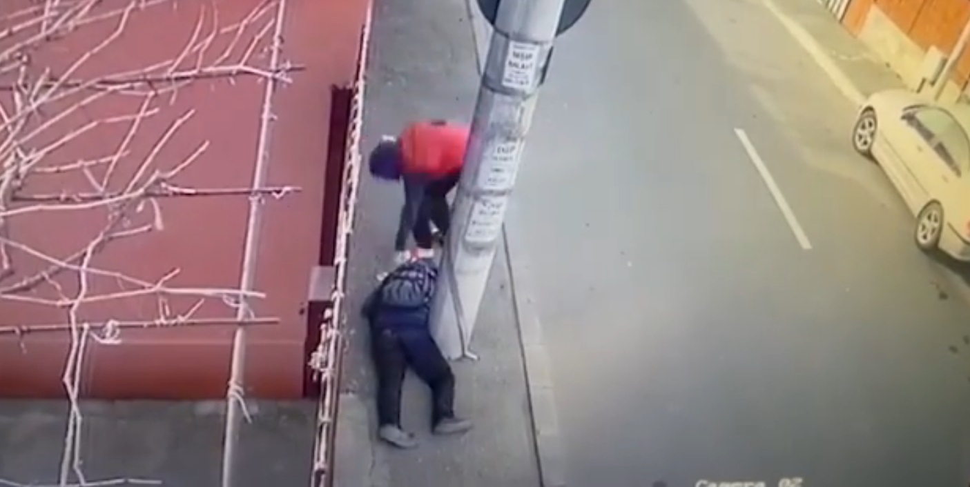 Incident revoltător în București. Un bărbat rănit și căzut pe stradă a fost jefuit de un tânăr