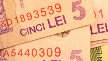 detaliu cu bancnote de 5 lei romanesti.