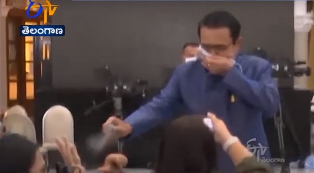 Premierul Thailandei i-a stropit pe jurnaliști cu spray, după ce nu i-a convenit o întrebare VIDEO