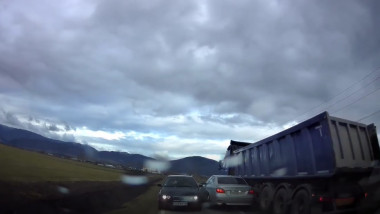 Un șofer din Sibiu forțează o depășire și pune în pericol pasagerii din două mașini